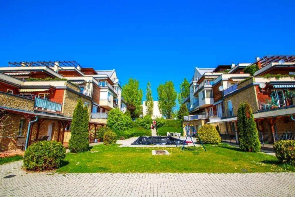 דירות באלאטונפורד Cool & Pool Apartman מראה חיצוני תמונה